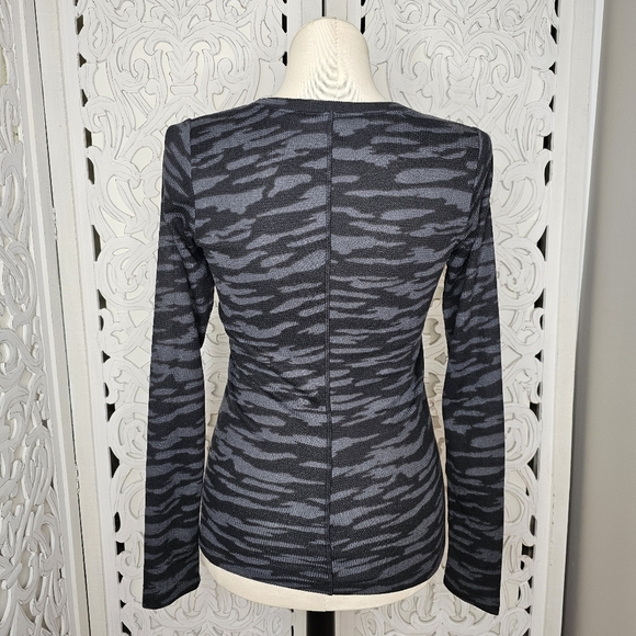 Under Armour Gray Camo Waffle Knit Long Sleeve Top Size M - Picture 5 of 10